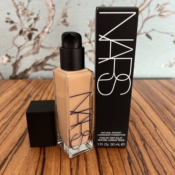 Nars Natural Radiant Longwear Foundation Light 4.5 Vienna 1fl.oz./ 30ml - Picture 2 of 5